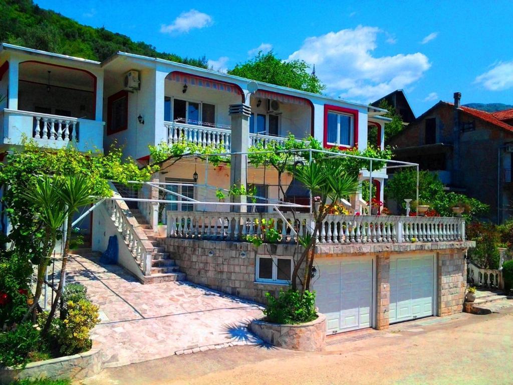 טיווט Villa Lastva Apartments מראה חיצוני תמונה